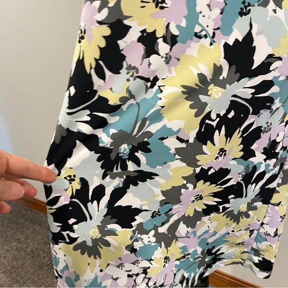 Floral Sleeveless v-neck Dress size medium - Picture 4 of 10